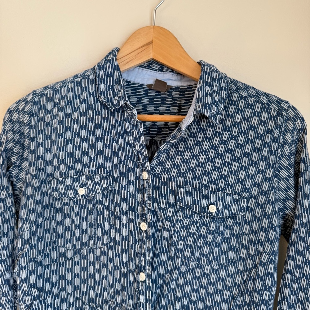 Eddie Bauer Women’s Lightweight Button Down Long sleeve Shirt Blue Size Medium